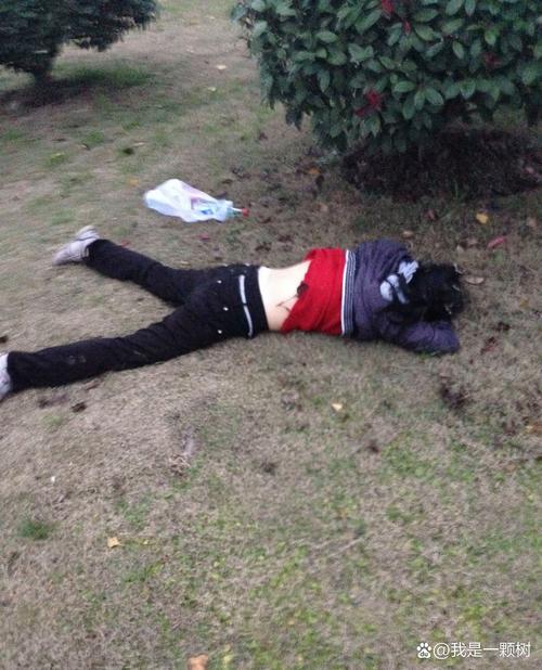 街头下水道爬出女子,街头下水道爬出女子身体视频